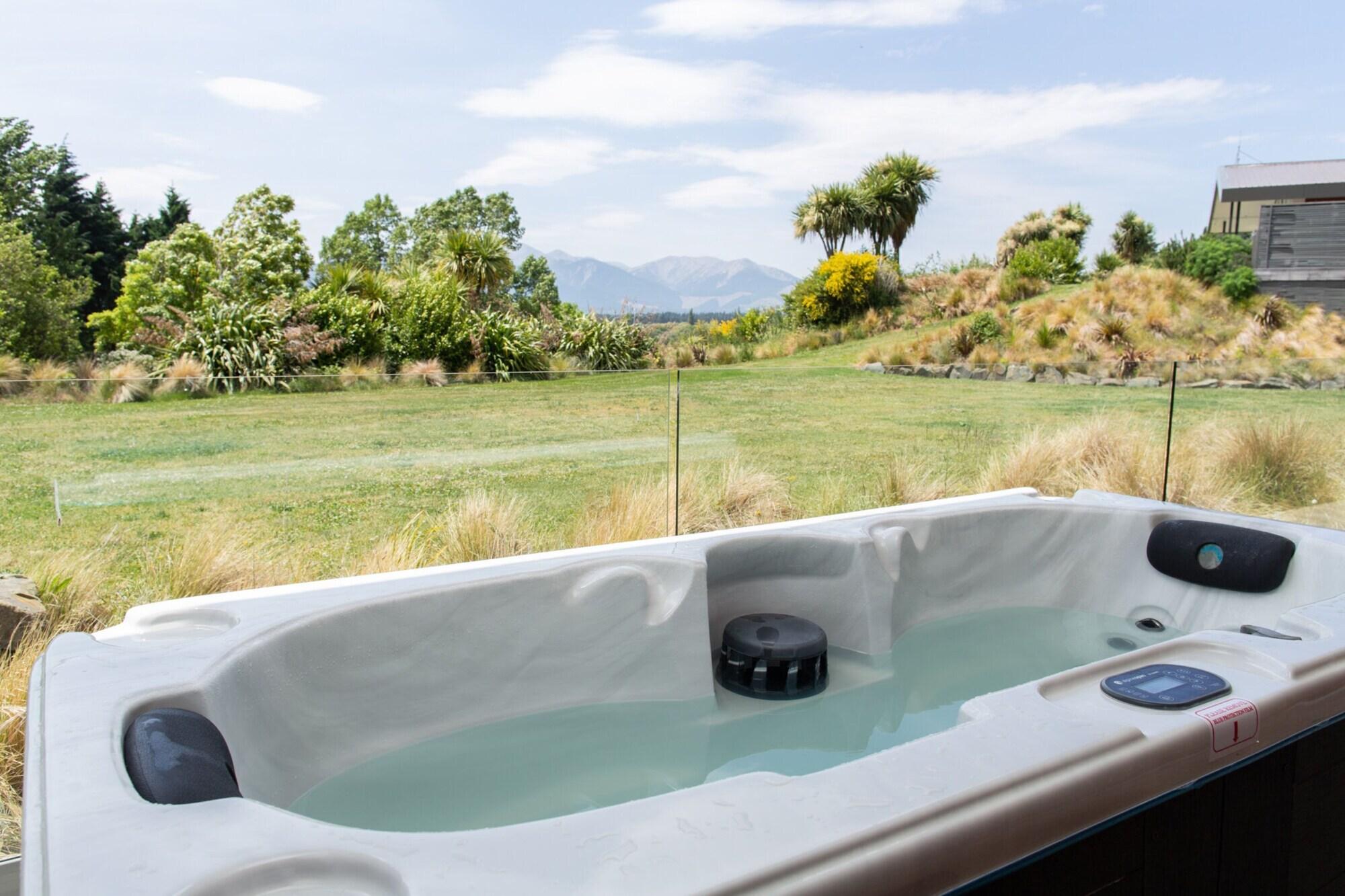 Braemar Lodge And Spa Hanmer Springs Exterior photo A hot tub with a view