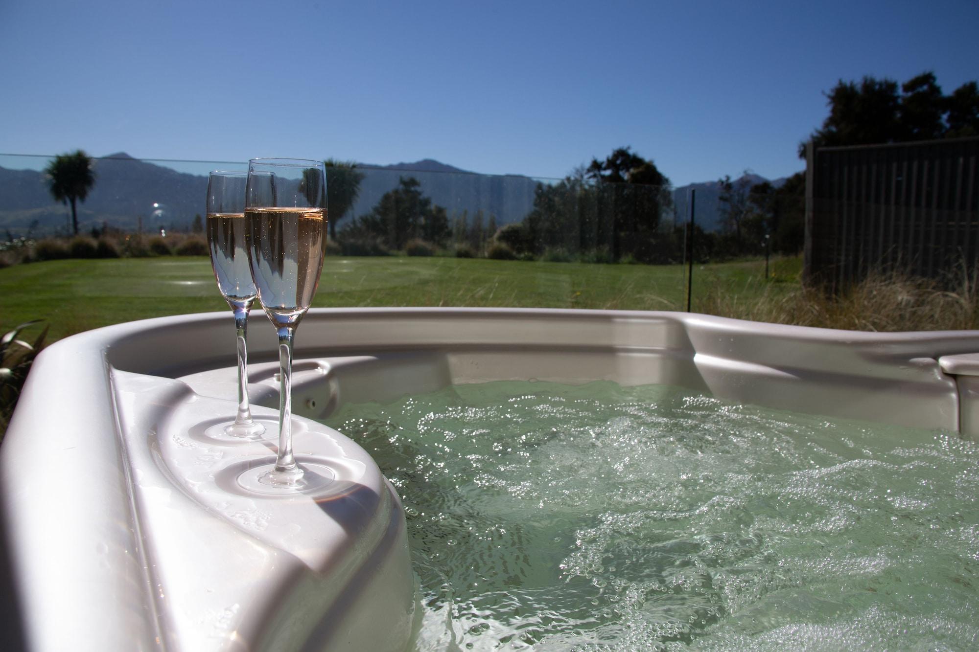 Braemar Lodge And Spa Hanmer Springs Exterior photo A hot tub