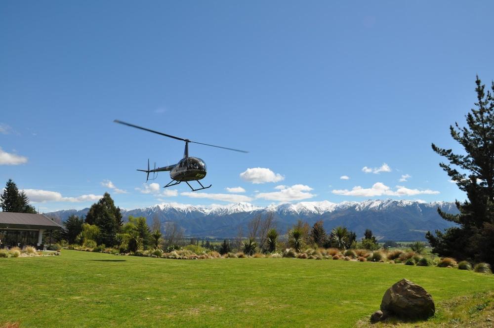 Braemar Lodge And Spa Hanmer Springs Exterior photo A Robinson R44 helicopter landing at the landing area