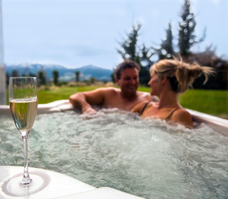 Braemar Lodge And Spa Hanmer Springs Exterior photo A couple in a hot tub