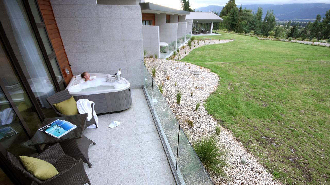 Braemar Lodge And Spa Hanmer Springs Room photo A hot tub on a balcony